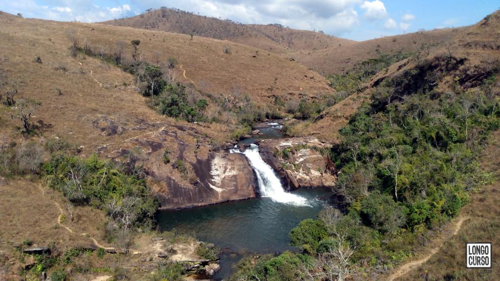 Vista frontal da Cachoeira do Charco. A travessia foi realizada na parte superior do curso d'água.