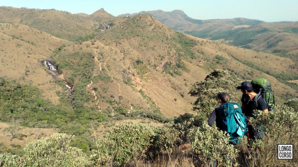 Grupo observa a Cachoeira do Escorrega deixada para trás, junto com o Pico do Chorão, o mais alto na imagem