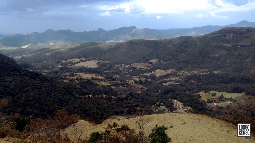 Visual no início da descida rumo ao final da travessia em Aiuruoca
