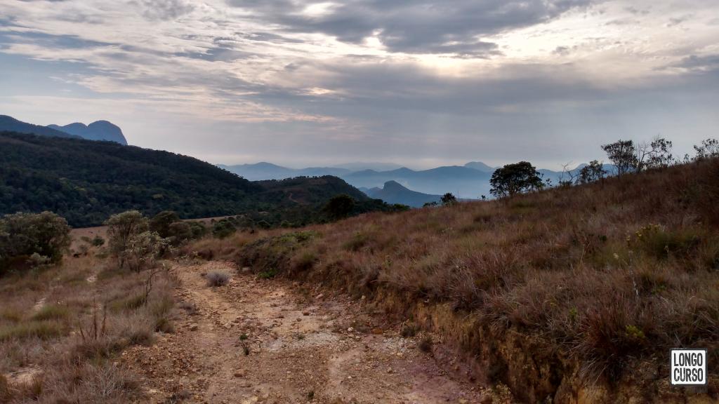 Vale ainda encoberto por um mar de nuvens no amanhecer do terceiro dia de travessia. Na esquerda, ao fundo, começa a surgir o topo do Pico do Papagaio.