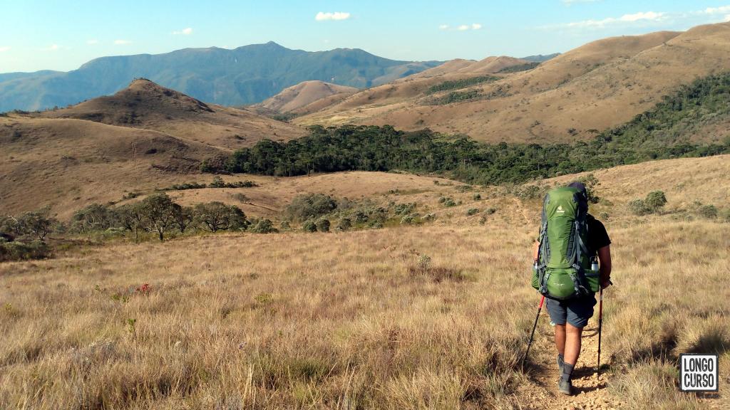 Primeiro dia de travessia, caminhando rumo ao Rancho Salvador. Pico do Chorão aparece à esquerda.