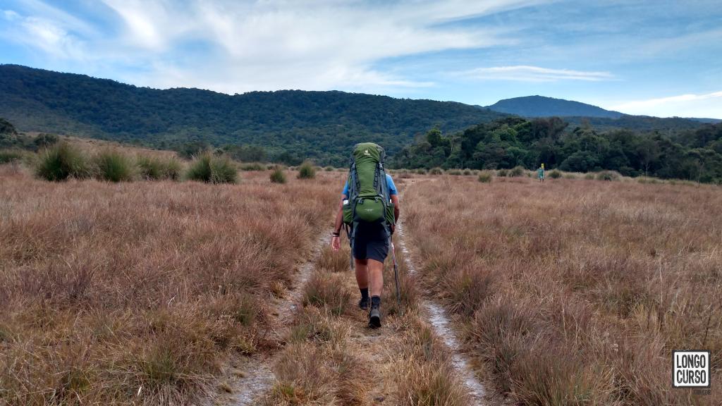 Atravessando o vale do Totem na RPPN Serra do Papagaio – Matutu