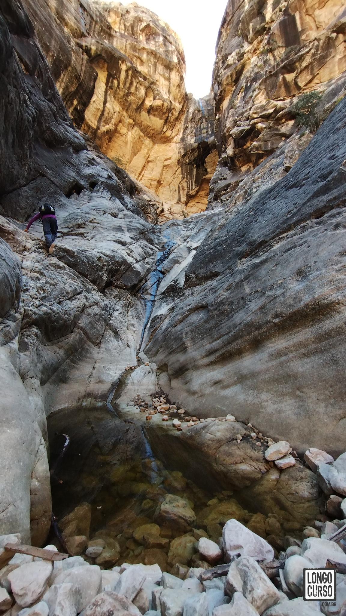 Escalando o leito seco da cachoeira ao final do Ice Box Canyon