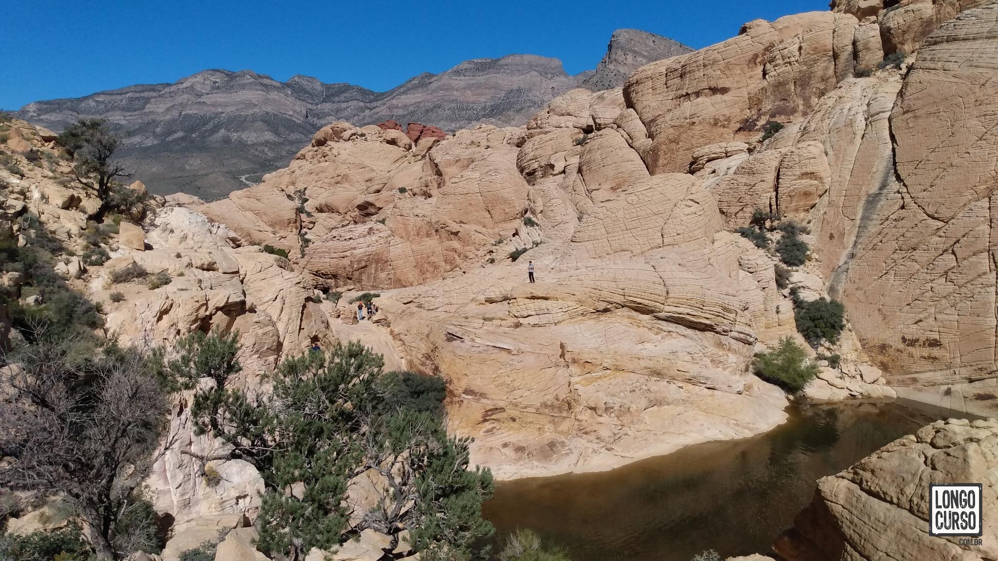 Próximo ao final da trilha, chegamos ao tanque natural que dá nome à Calico Tanks Trail