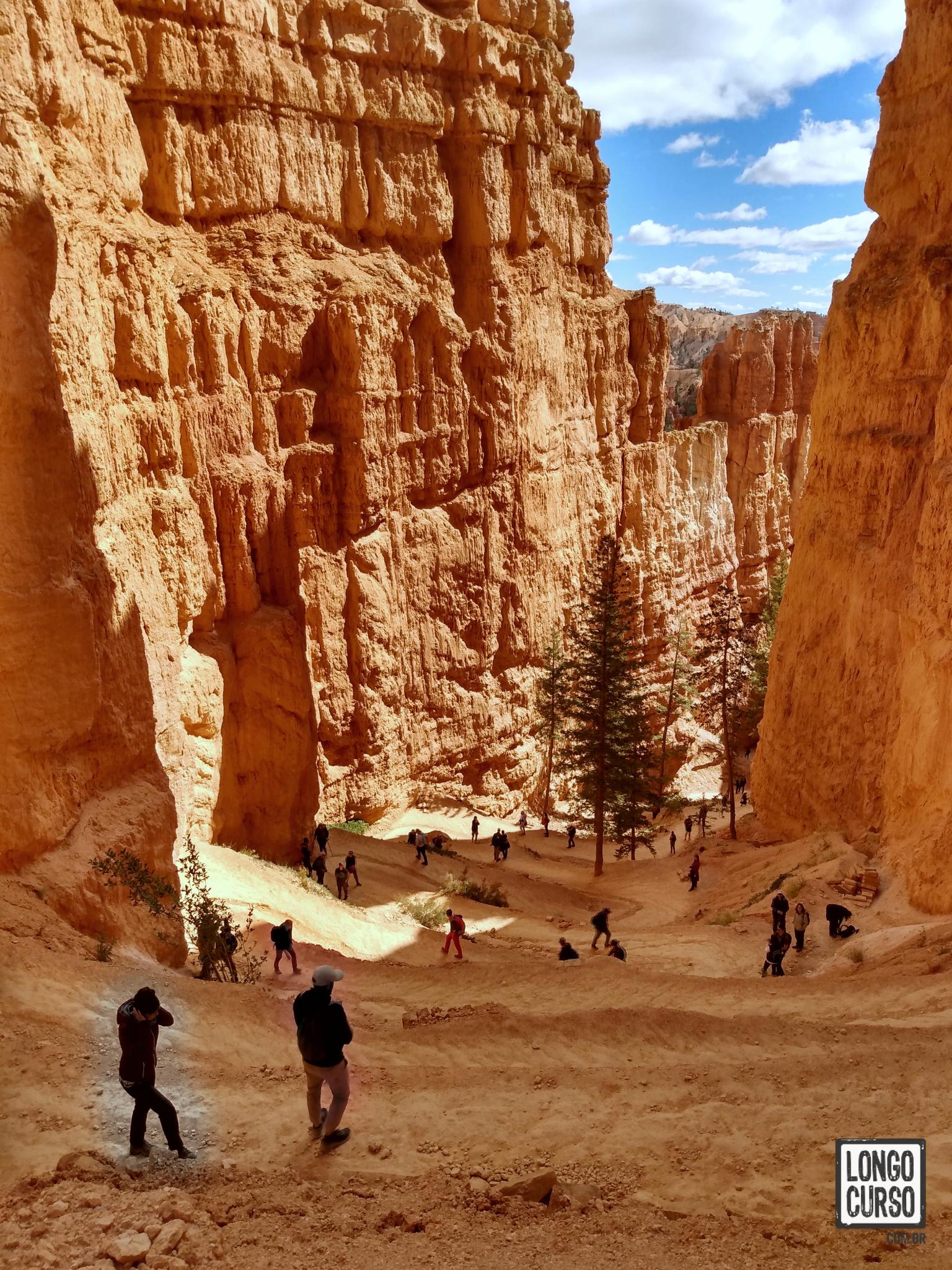 Clássico trecho da descida da Navajo Trail, confinado entre as paredes avermelhadas