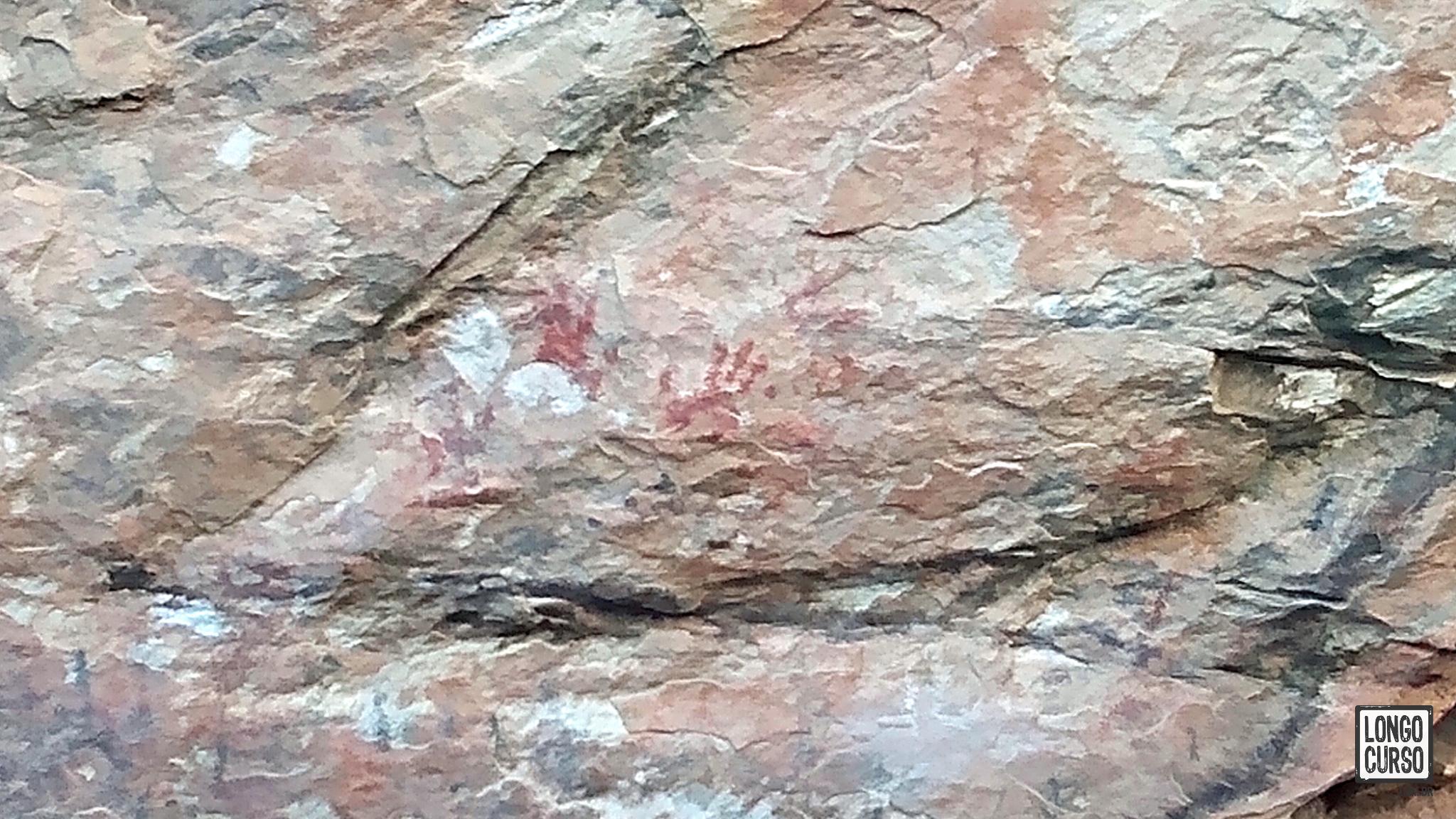 Detalhe da Petroglyph Wall com pinturas rupestres.