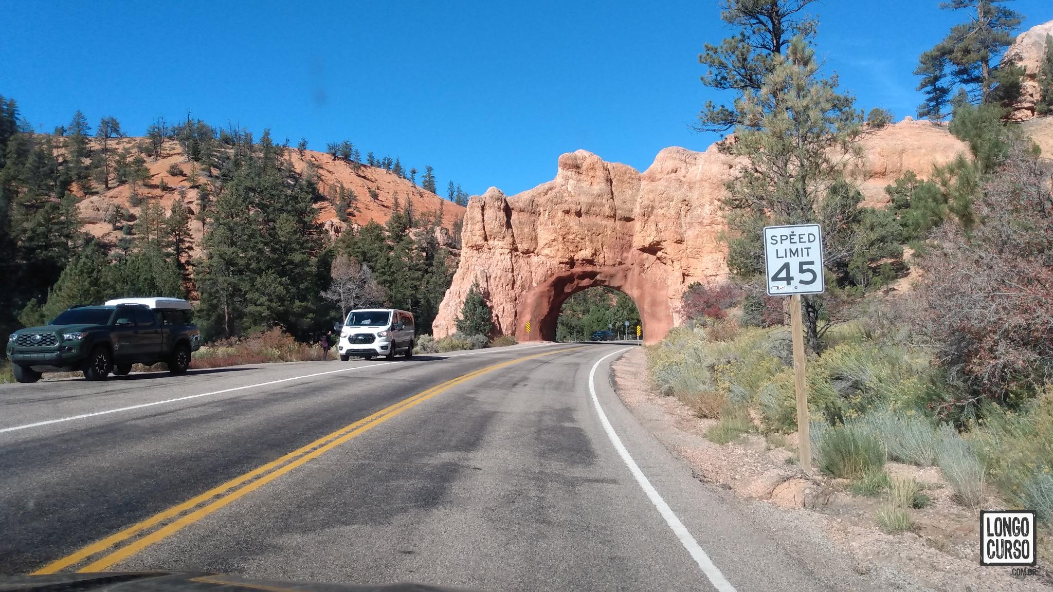Estrada deixando o Bryce Canyon