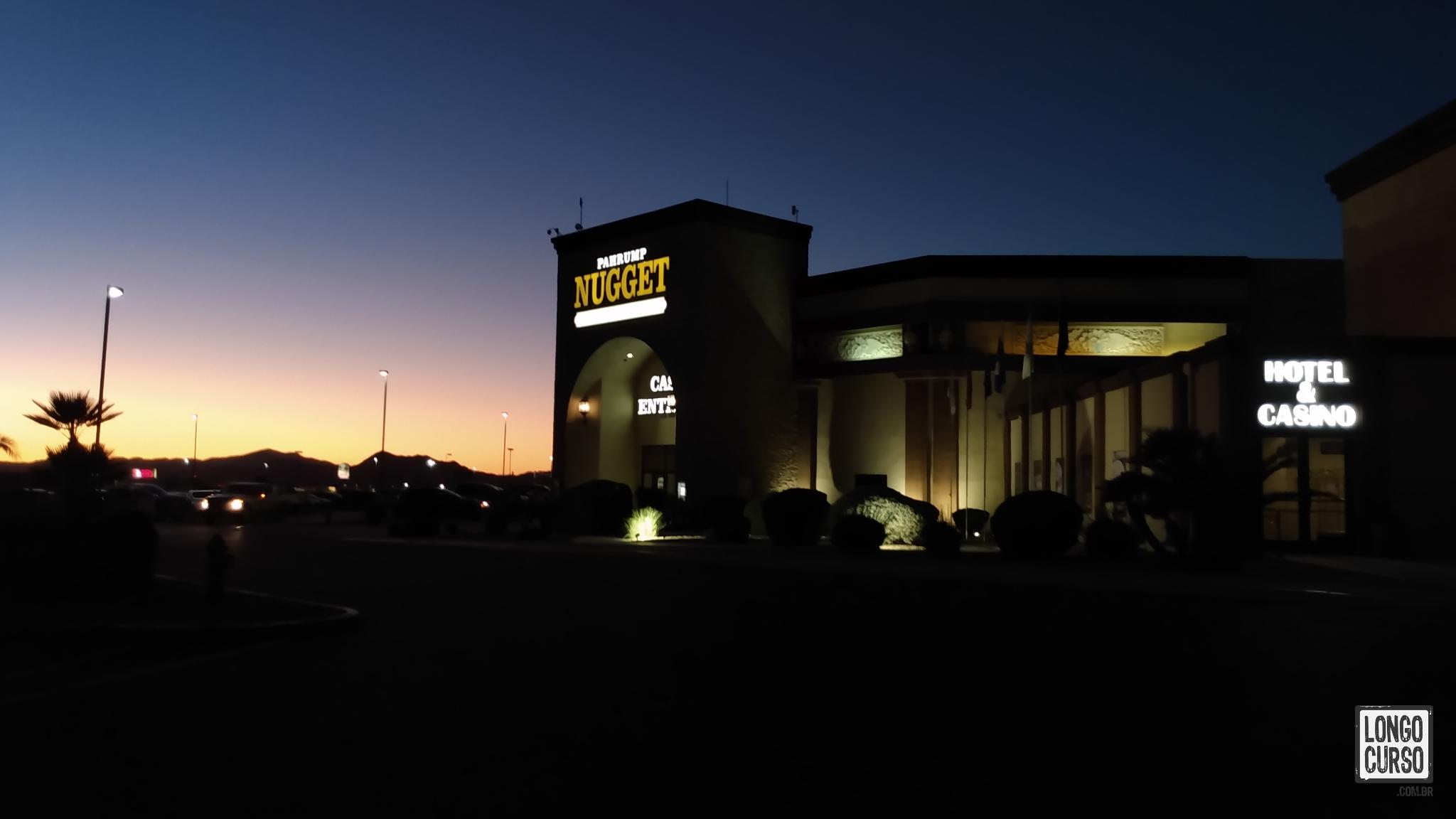 Fachada do hotel Pahrump Nugget ao anoitecer