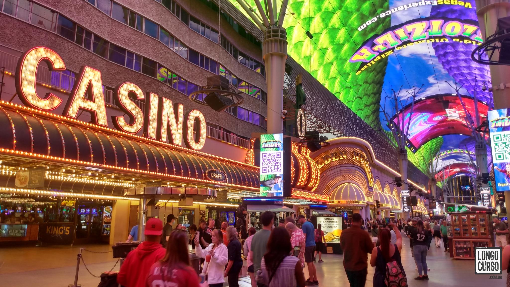 Caminhando na Fremont Street sob seu domo gigante iluminado