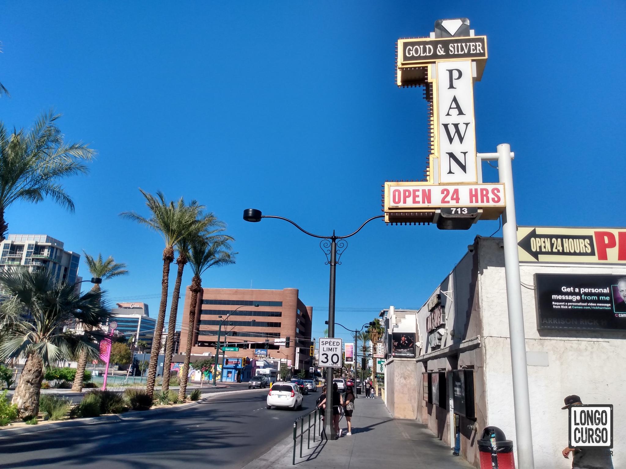 Caminhando na Fremont Street sob seu domo gigante iluminado