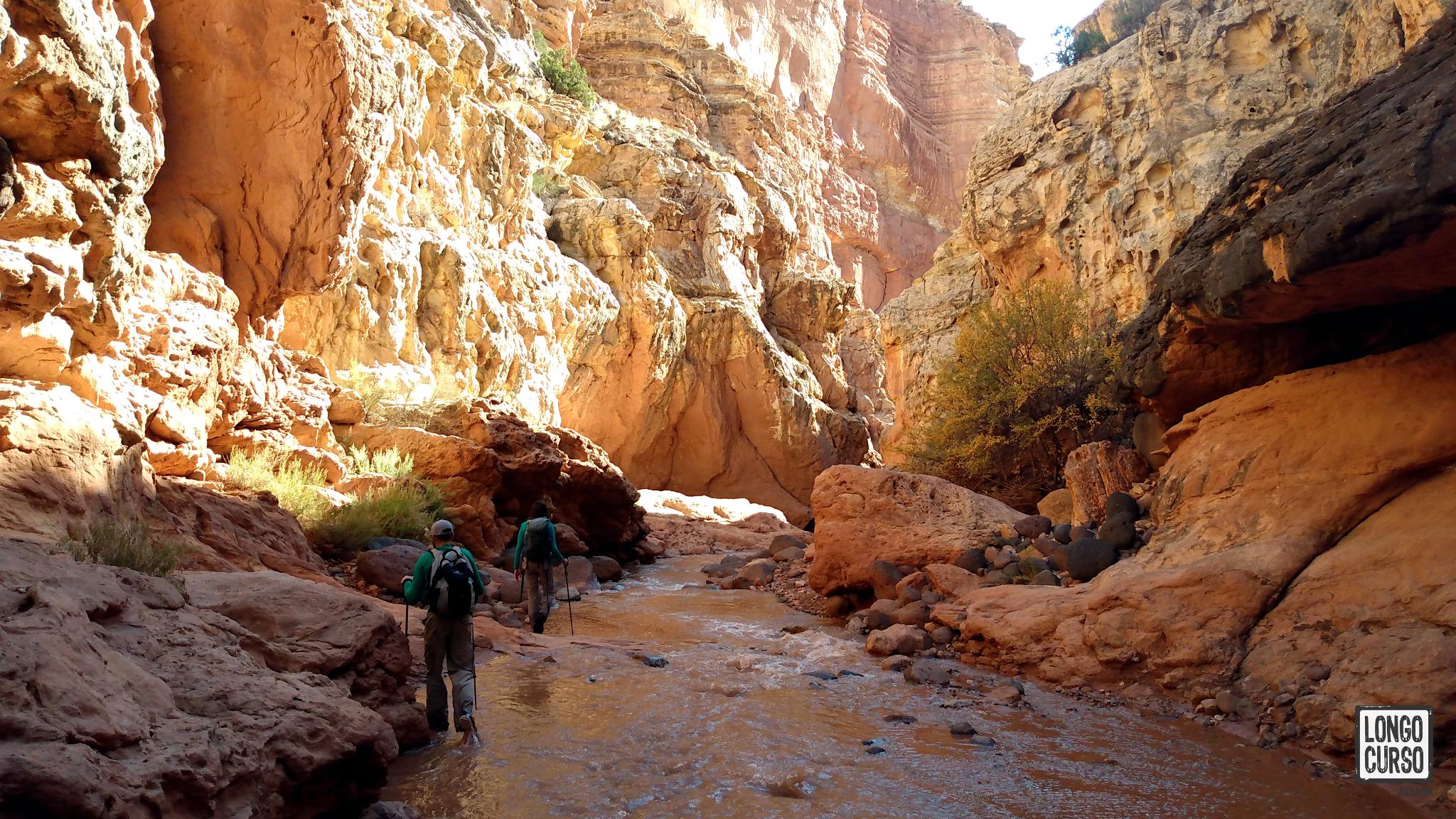 Caminhando dentro do Sulphur Creek após a segunda cachoeira