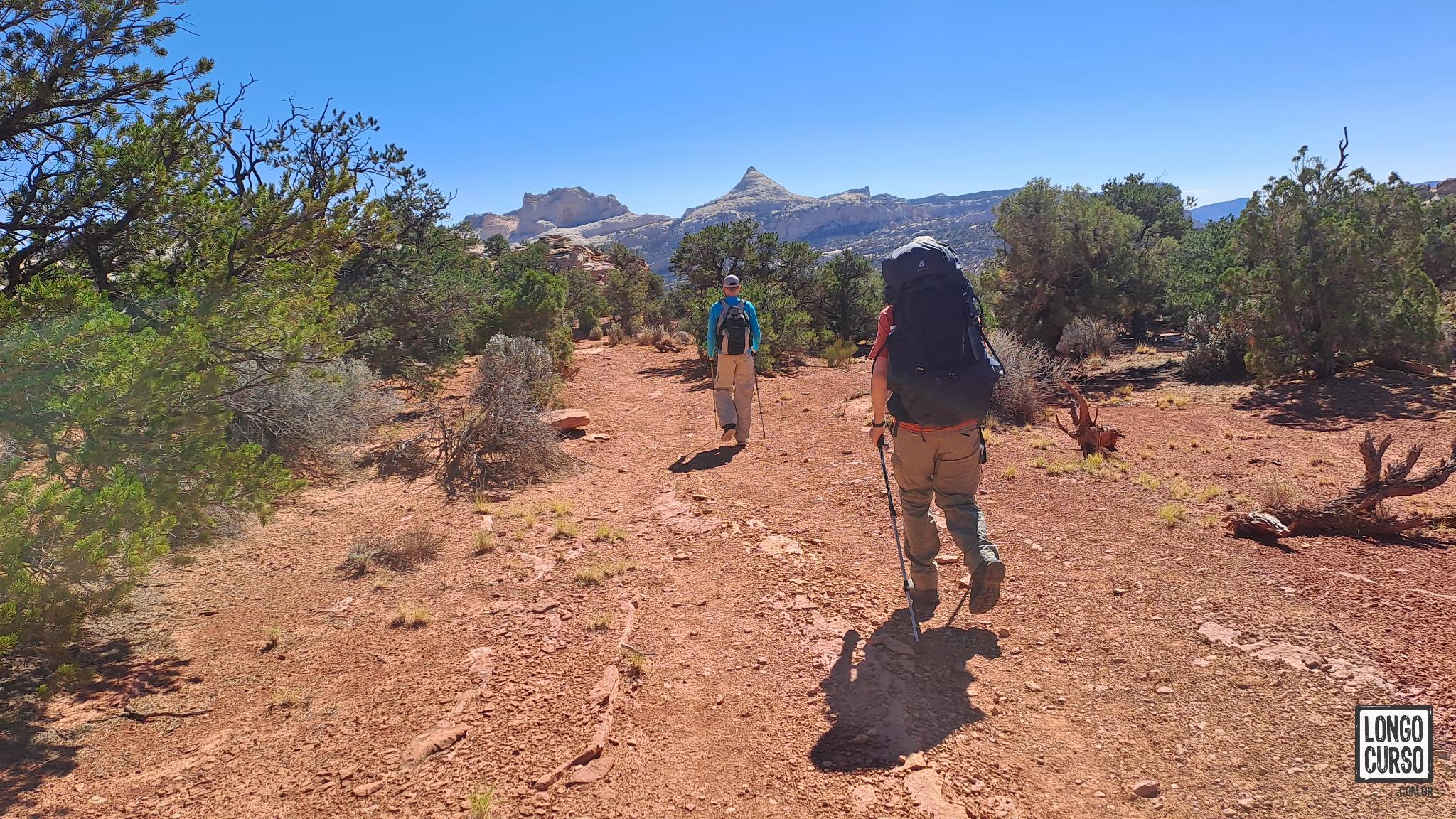 Avançando pela Frying Pan Trail rumo ao Cassidy Arch