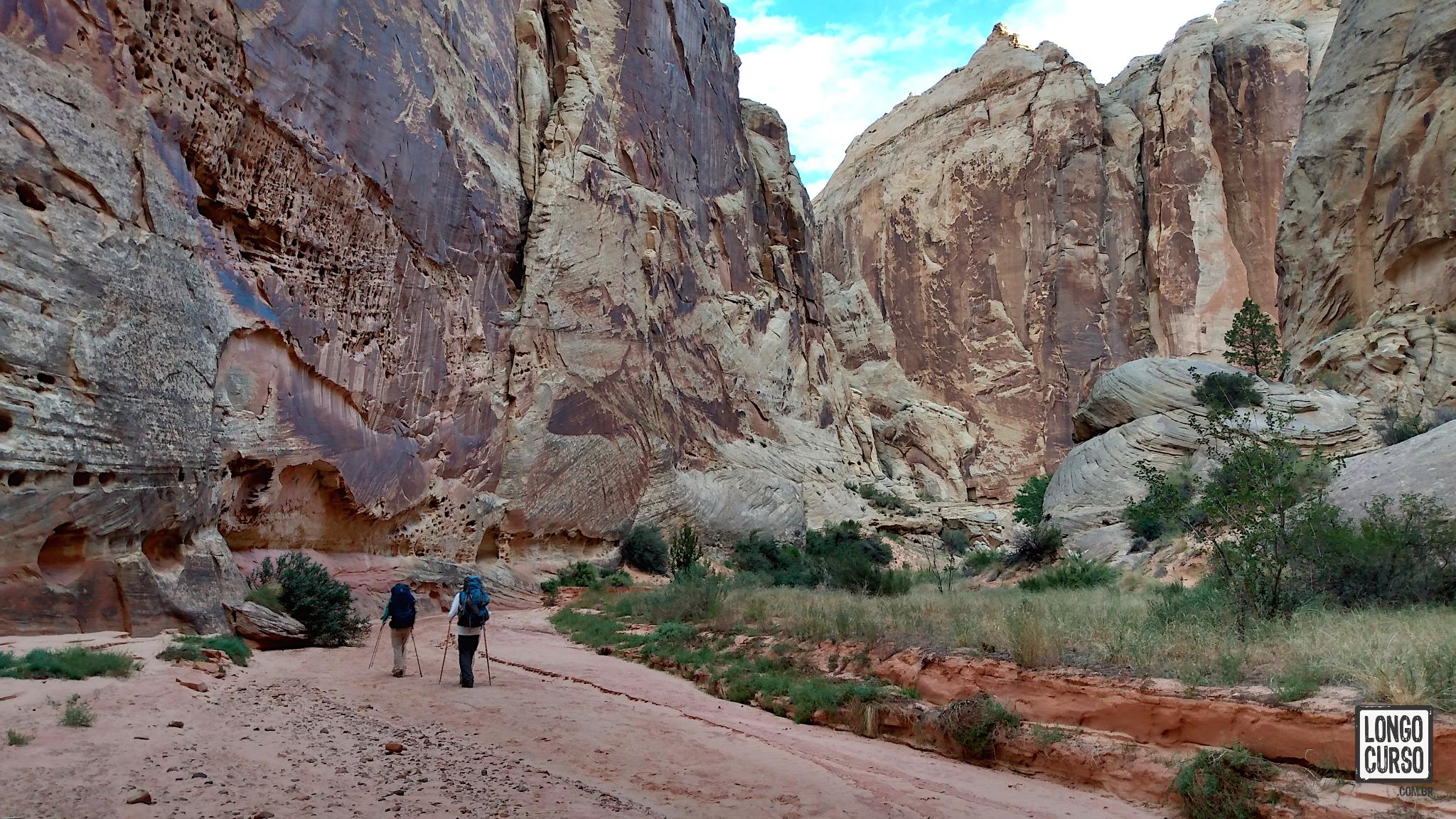 Iniciando a caminhada dentro do Lower Spring Canyon