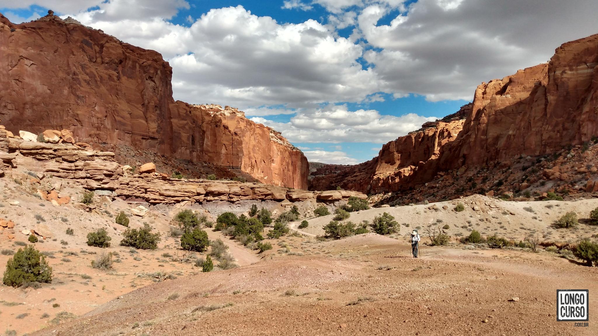 Deixando o Lower Spring Canyon para trás, conforme avançamos pelo Chimney Rock Trail. Segundo dia de circuito no Capitol Reef.