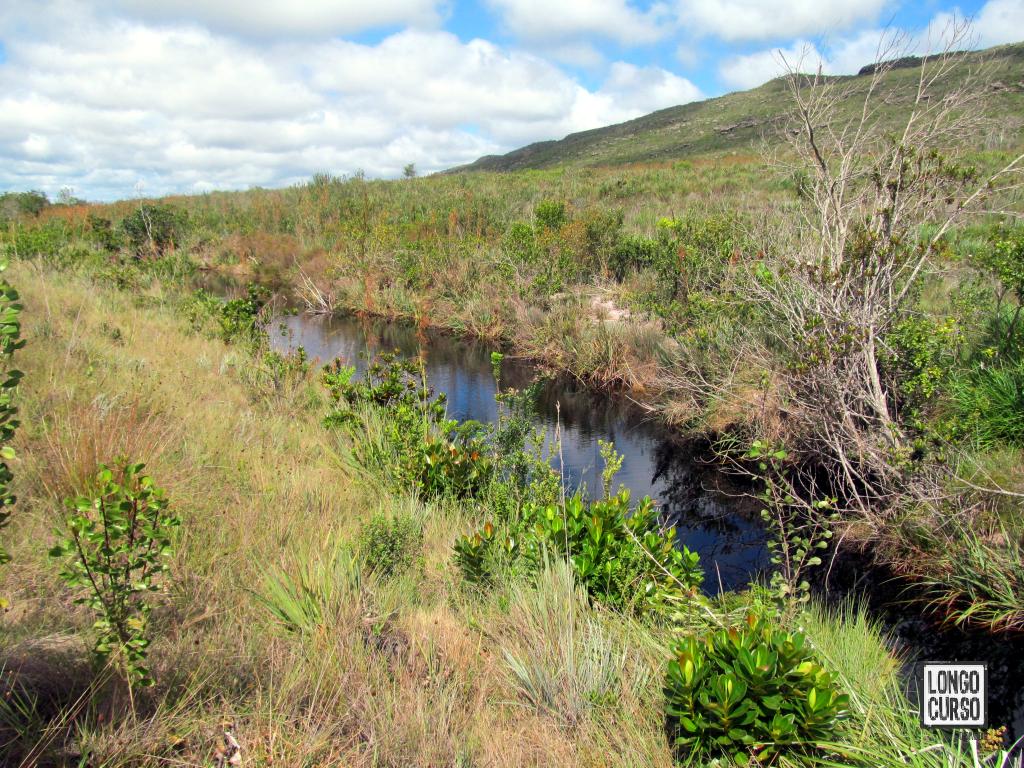 Cruzando o Riachão das Pedras, ainda bem próximo da sua nascente, pouco depois de ultrapassarmos o topo da cela