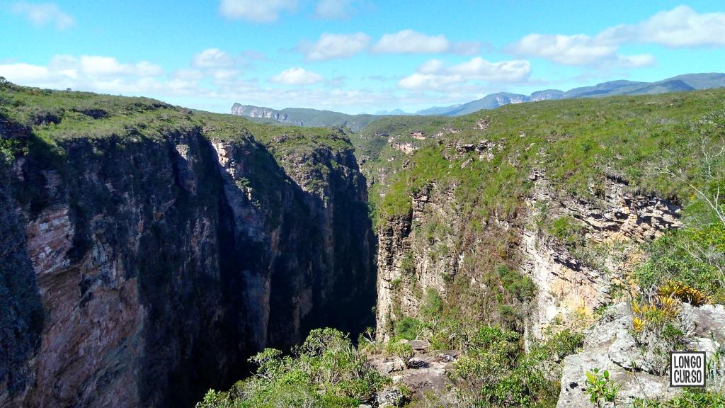 O cânion da Fumacinha com o Pico da Gavião ao fundo