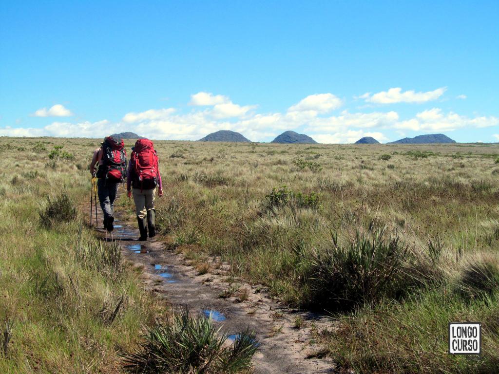 Morrotes arredondados surgem no horizonte como bons referenciais rumo ao Campo Alegre