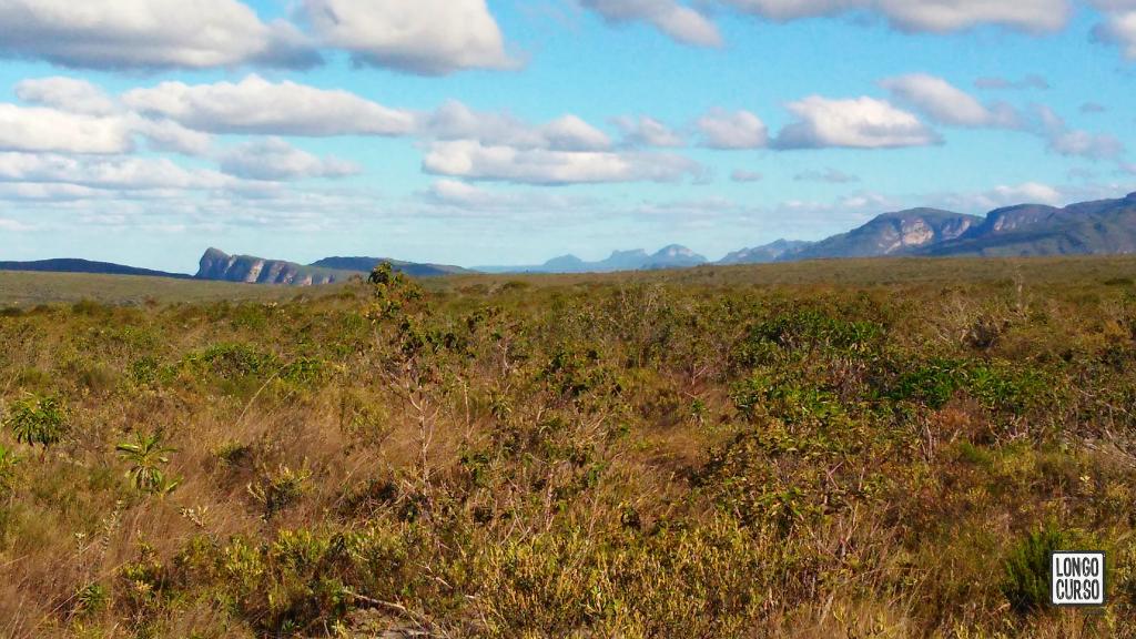 O Pico do Gavião (à esquerda) começa a se aproximar no horizonte enquanto avançamos nas Gerais do Machambongo