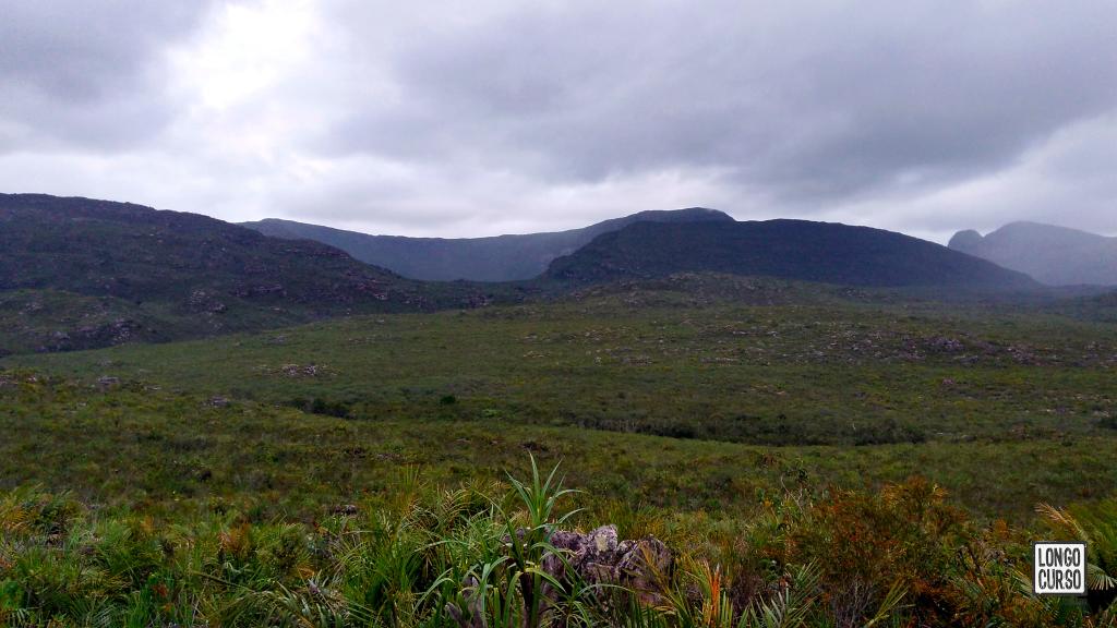 Visual do leito do Mucugê e montanhas ao oeste, a partir do "Acampamento Areal"