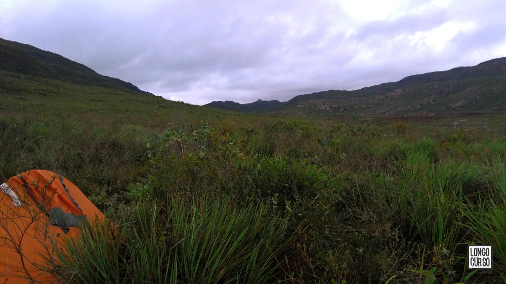 Visual sul ao amanhecer no "Acampamento Areal". Nosso destino são as montanhas que aparecem no horizonte, ao centro da foto.