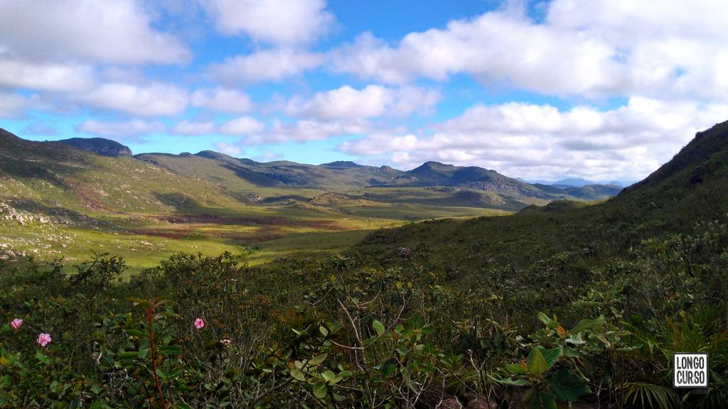Nessa imagem apontada para o noroeste, vemos as montanhas que vamos deixando para trás conforme nos afastamos de Mucugê. Na planície no centro da foto, corre o Rio Mucugê.