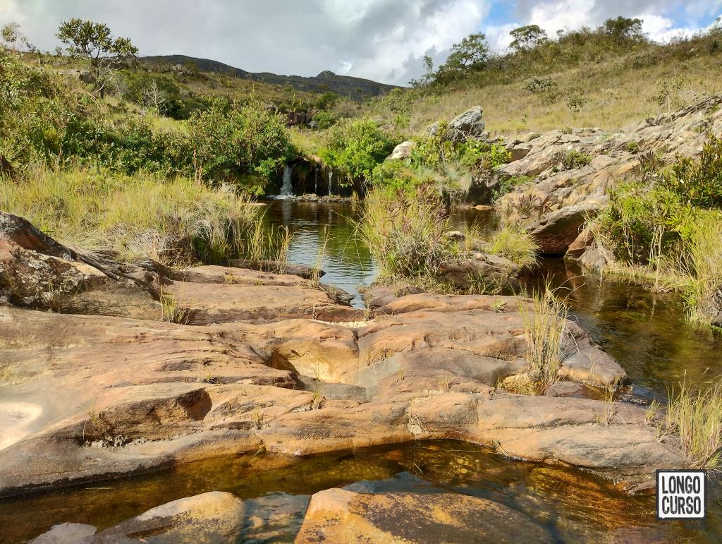 O Córrego da Farofa no topo da Cachoeira Farofa de Cima, próximo à nossa área de acampamento.