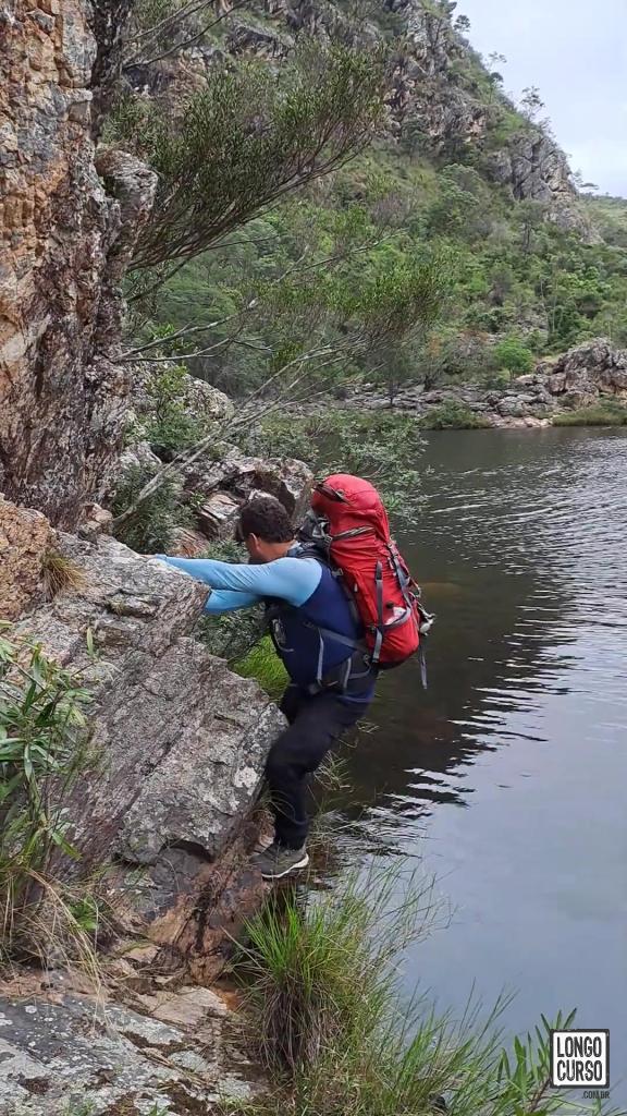 Passagem em horizontal, após a travessia do rio, para acesso ao topo da Cachoeira Braúnas.