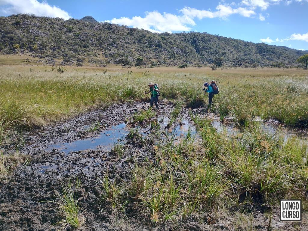 Lamaçal na chegada ao acampamento no Vale da Lagoa Dourada