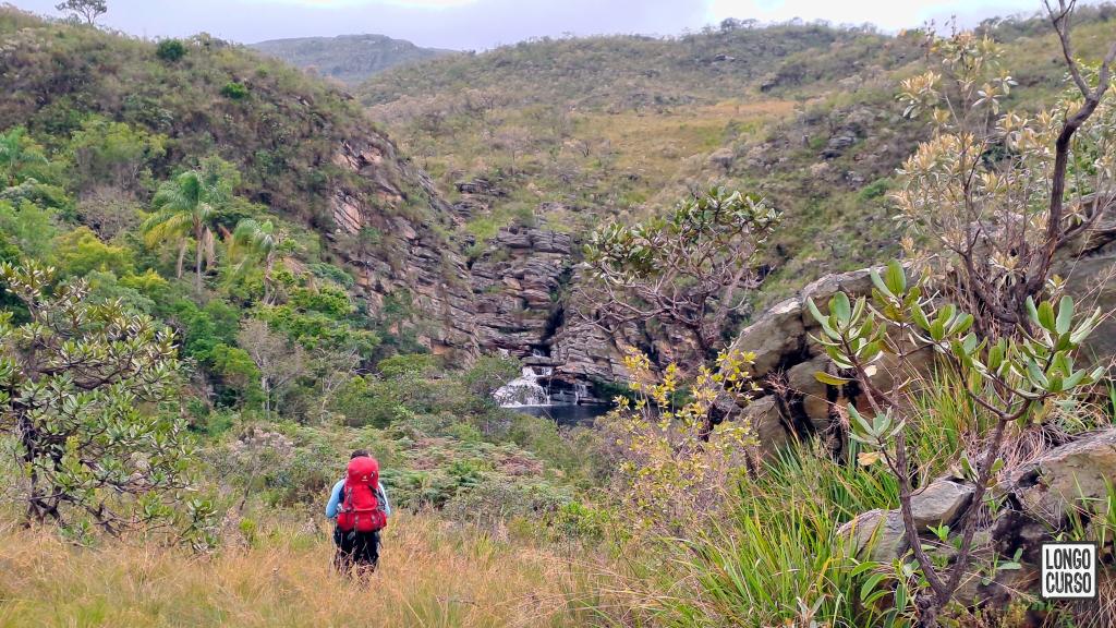 Platô superior da Cachoeira Braúnas, com a queda superior visível ao fundo.