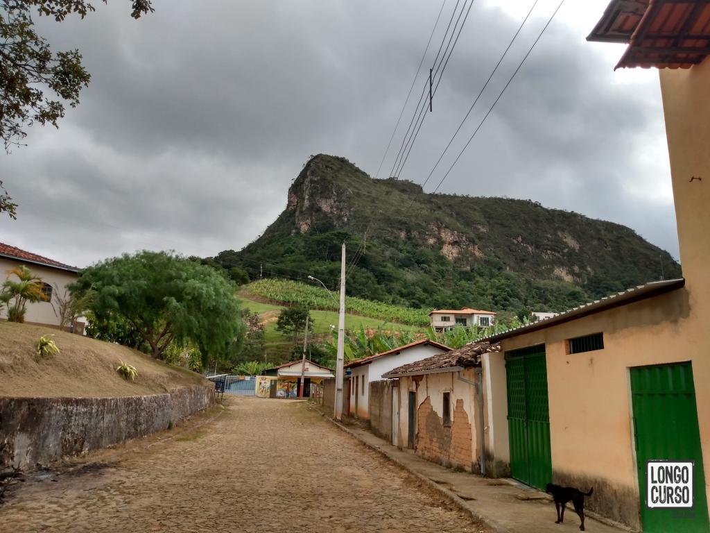 Rua em Altamira de Baixo. Ao final encontra-se o Bar da Tânia. Ao fundo, a montanha com o Cruzeiro de Altamira.