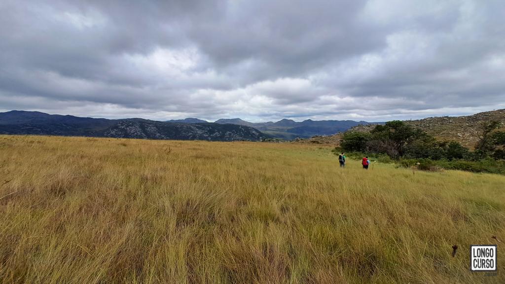 Atravessando trecho sem trilhas entre as cachoeiras Braúnas e Farofa de Cima, no segundo dia de circuito.