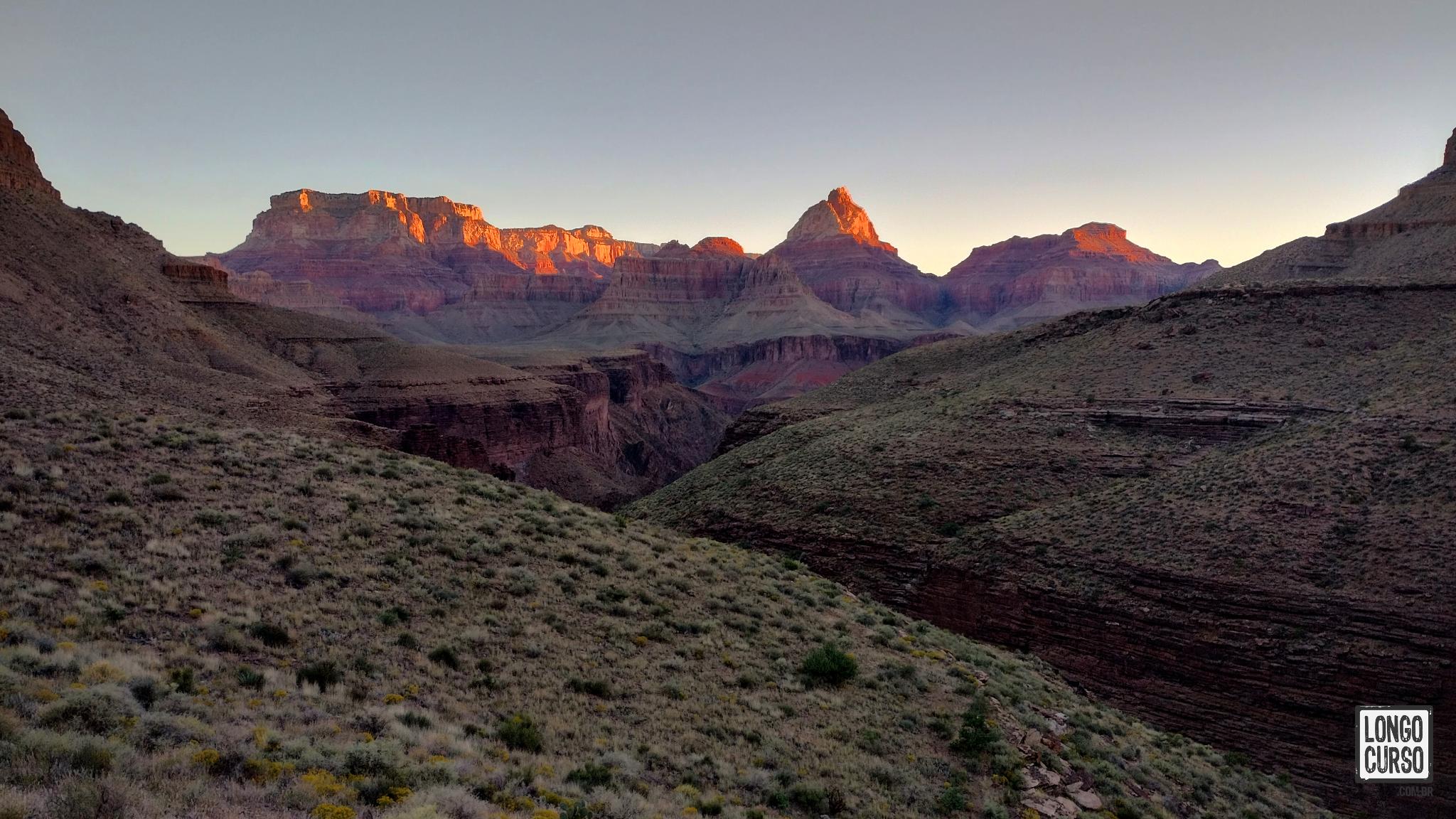 Caminhando na borda do Hance Canyon ao amanhecer. O sol começa a iluminar as formações do North Rim. Em destaque, o Vishnu Temple.