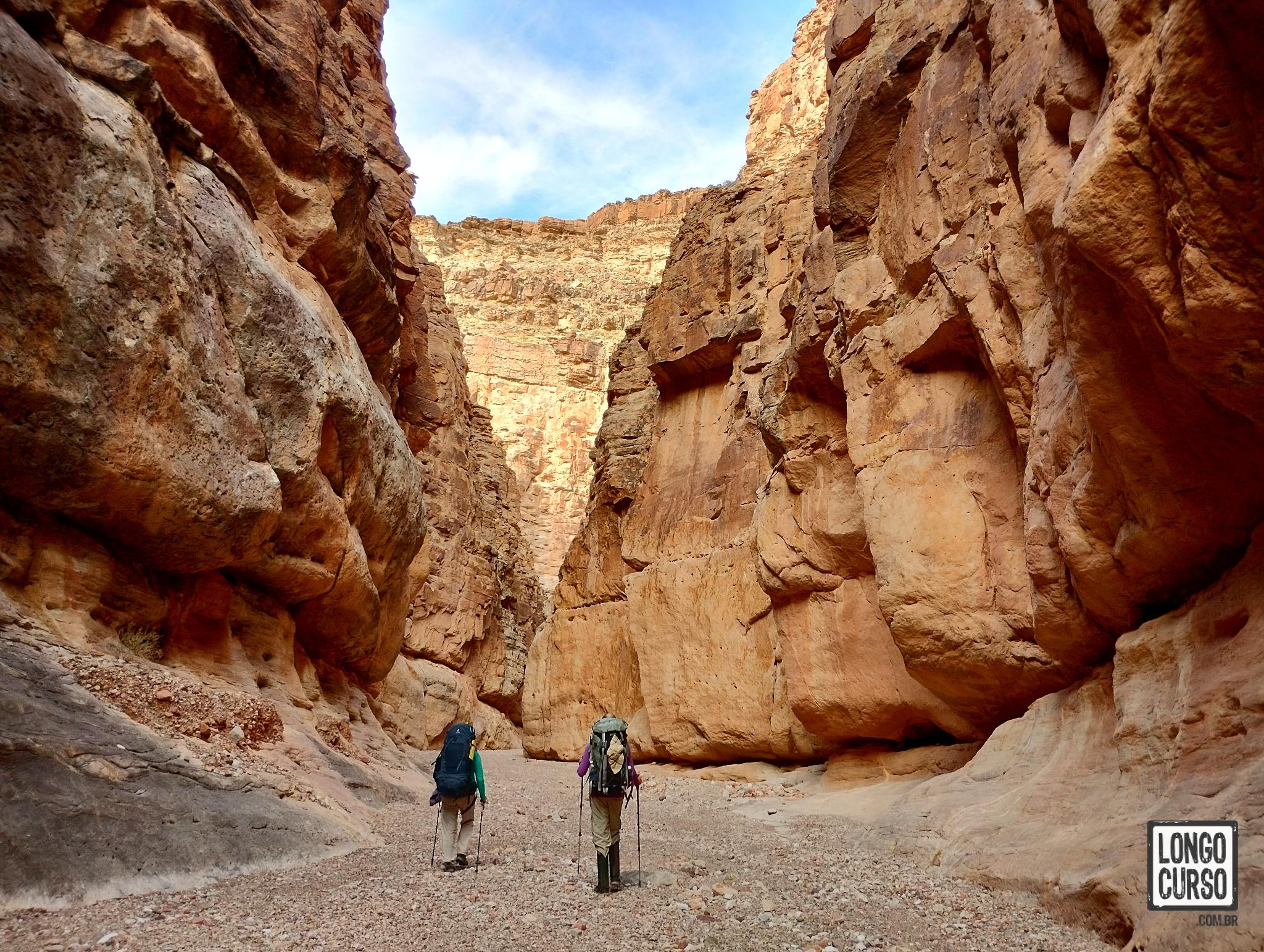 Atravessando o interior do 75 Mile Canyon