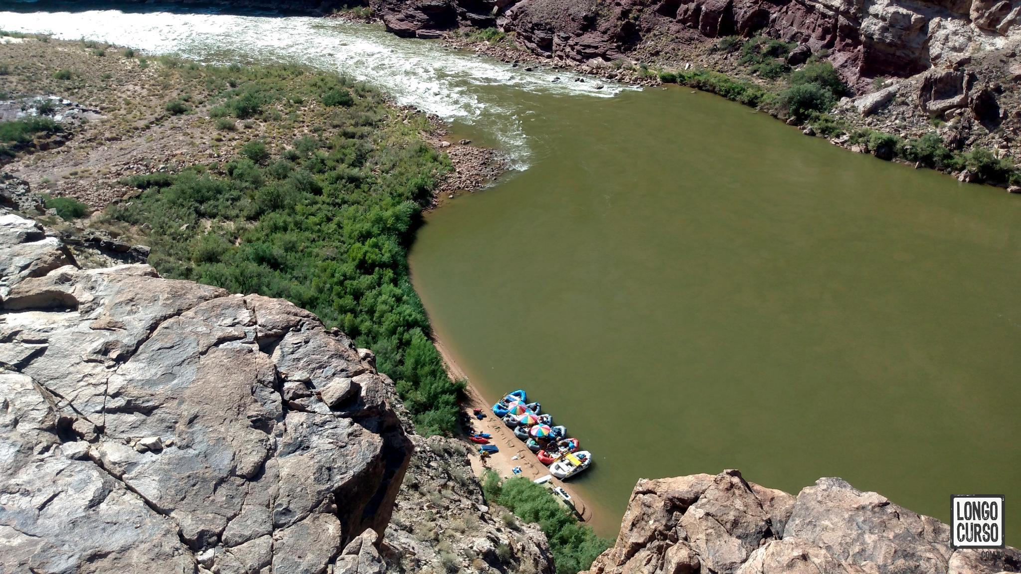 Avistamos uma excursão de rafting ancorada a poucos metros da boca do 75 Mile Canyon