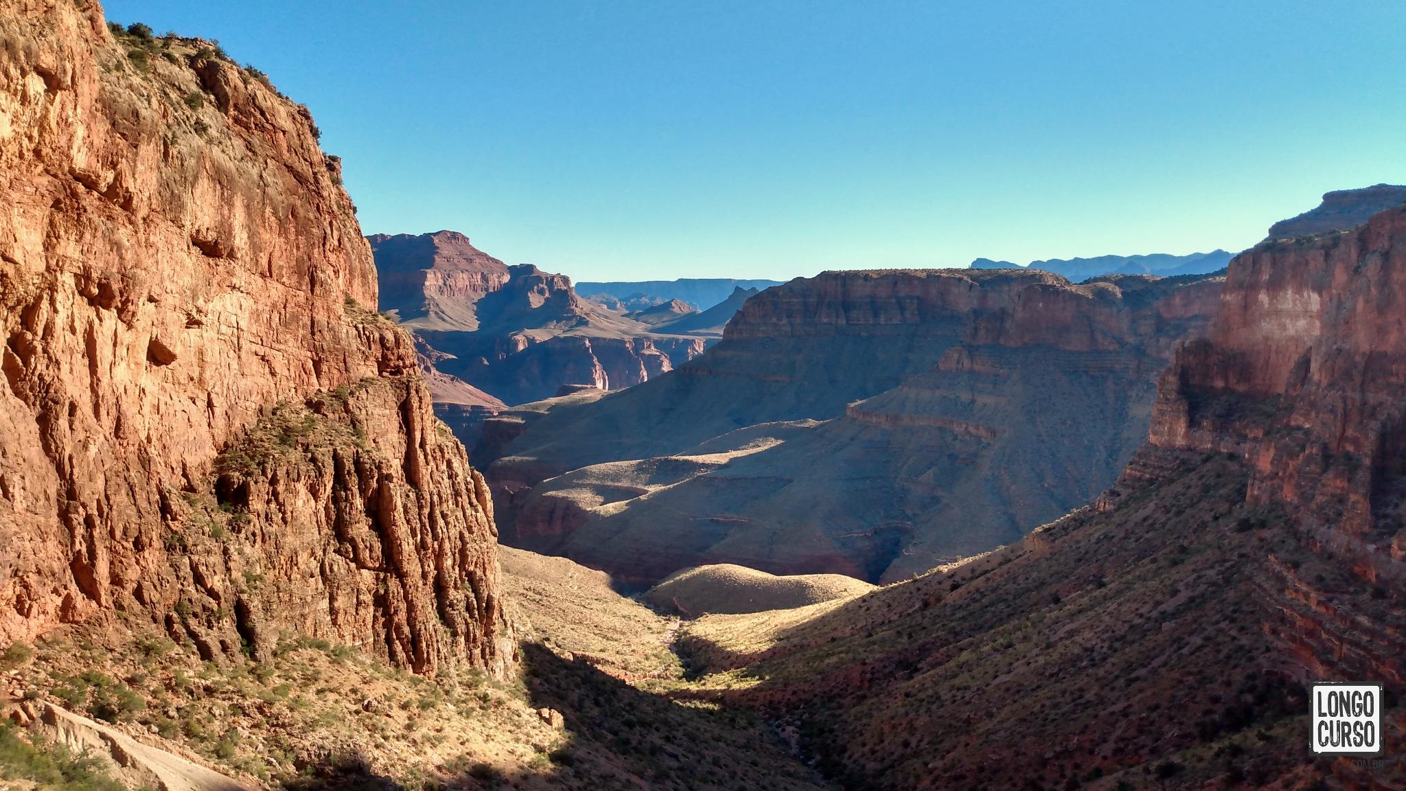 Subindo a parede ao final do braço oeste do Hance Canyon em direção à Horseshoe Mesa