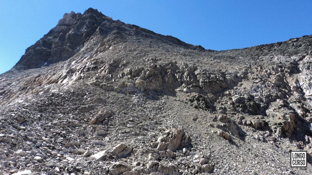 A parede de quase 200 metros de altura do Glen Pass se apresenta à nossa frente na metade do terceiro dia no Rae Lakes Loop