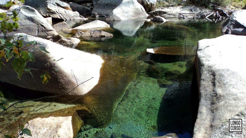 Poço de água esverdeada e cristalina no início do Rae Lakes Loop