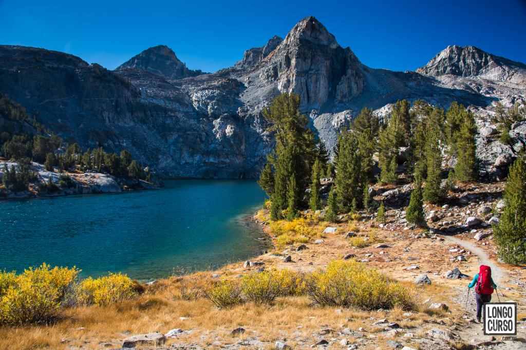 Caminhando às margens dos Rae Lakes