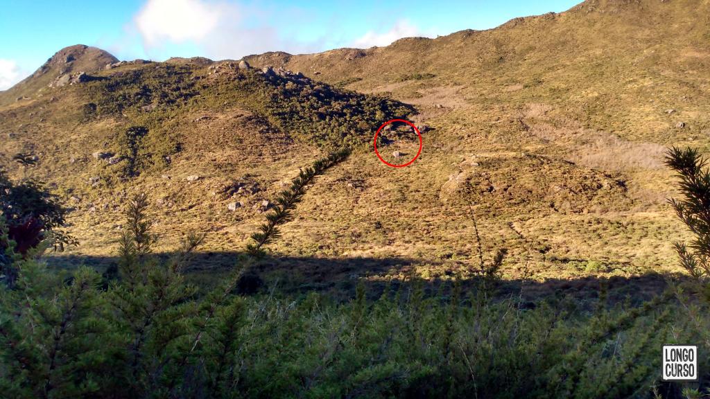 Aproximação para o acampamento Rancho Caído. Ampliando a imagem é possível ver algumas barracas já instaladas.