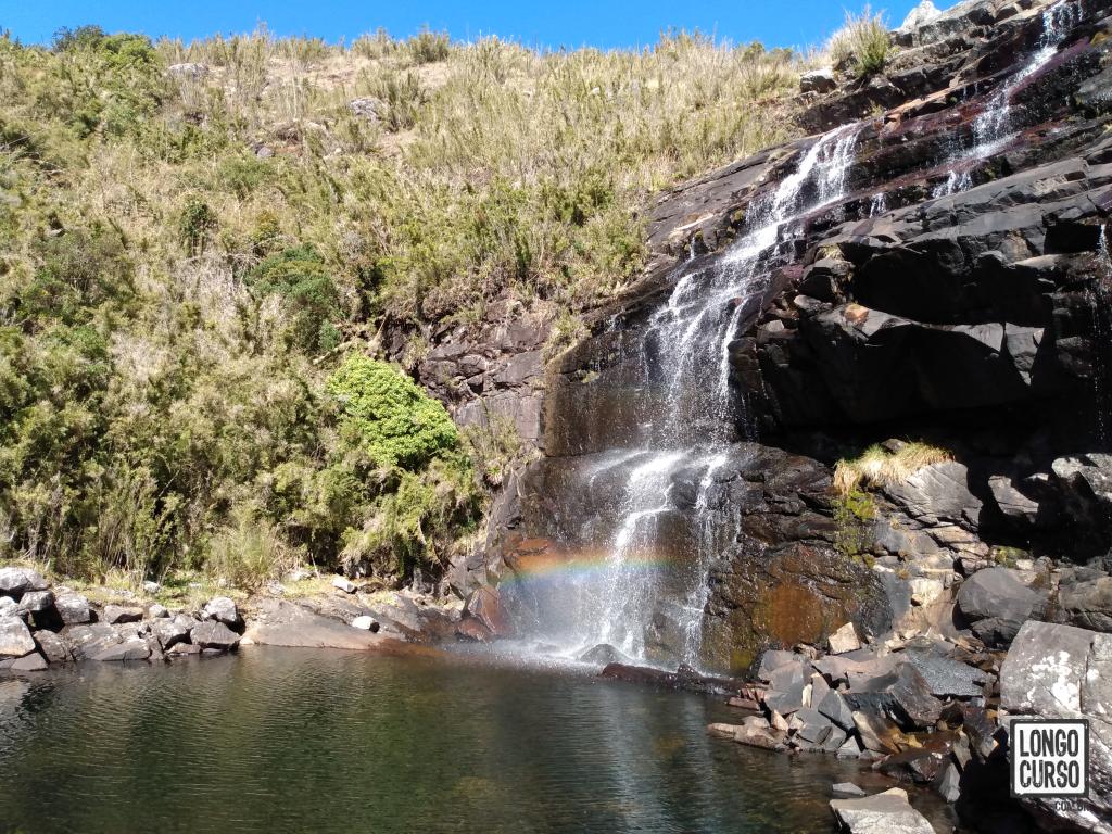A Cachoeira do Aiuruoca, com direito a arco-íris
