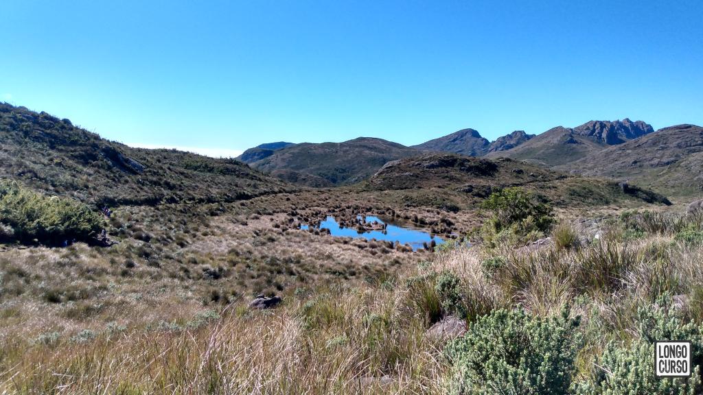 Visual do Circuito dos Cinco Lagos. Ao fundo é possível avistar a Pedra do Sino de Itatiaia e o Agulhas Negras.
