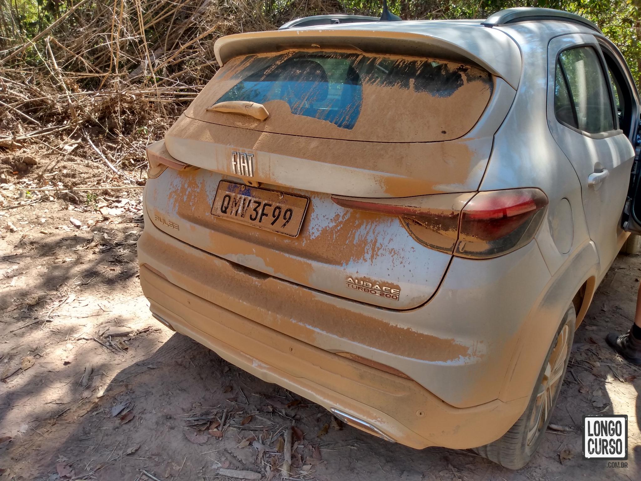 Carro após alguns quilômetros de estrada de terra até a Cachoeira Simão Correia