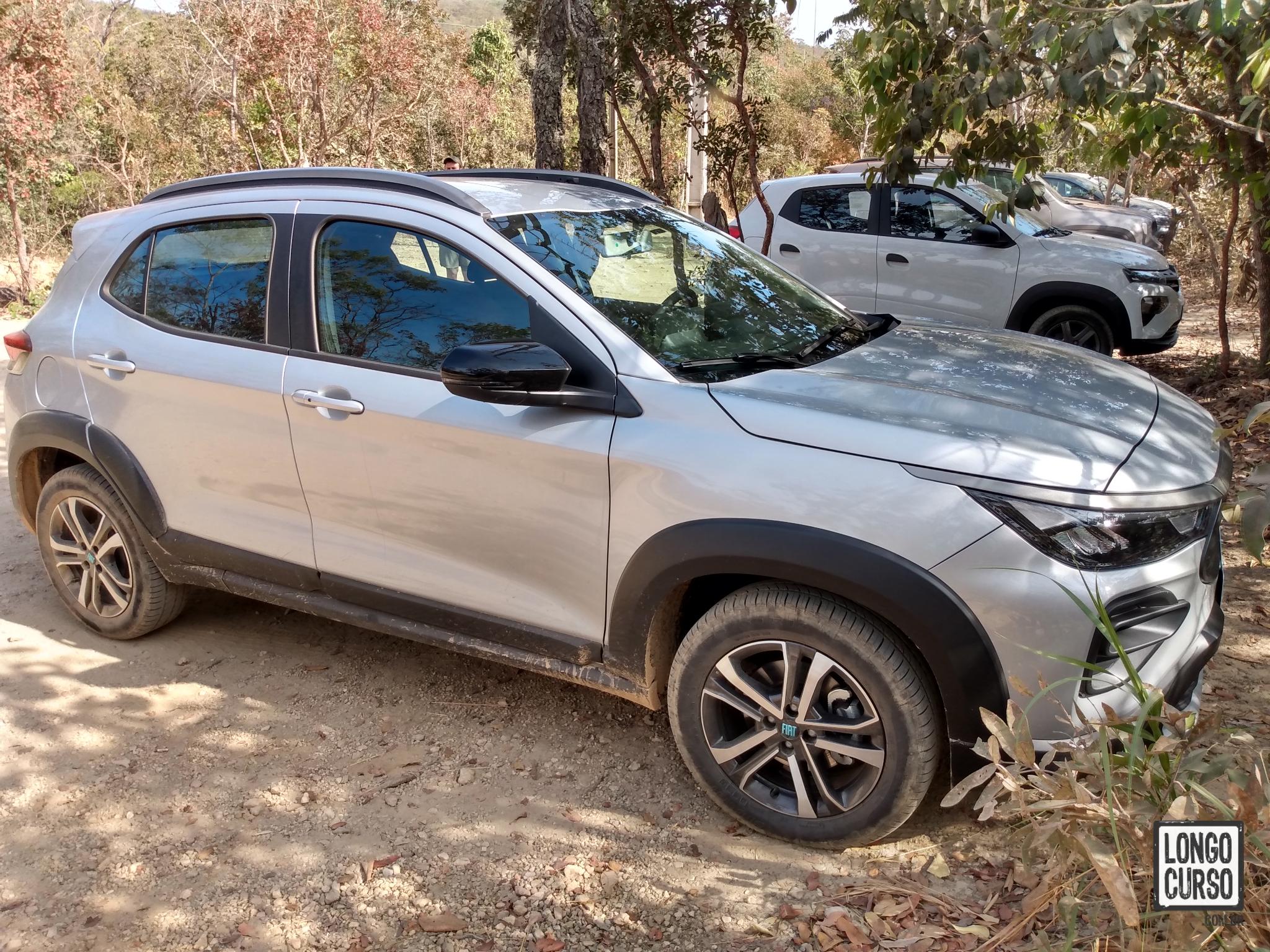 O carro alugado estacionado ao lado da portaria do Parque Nacional