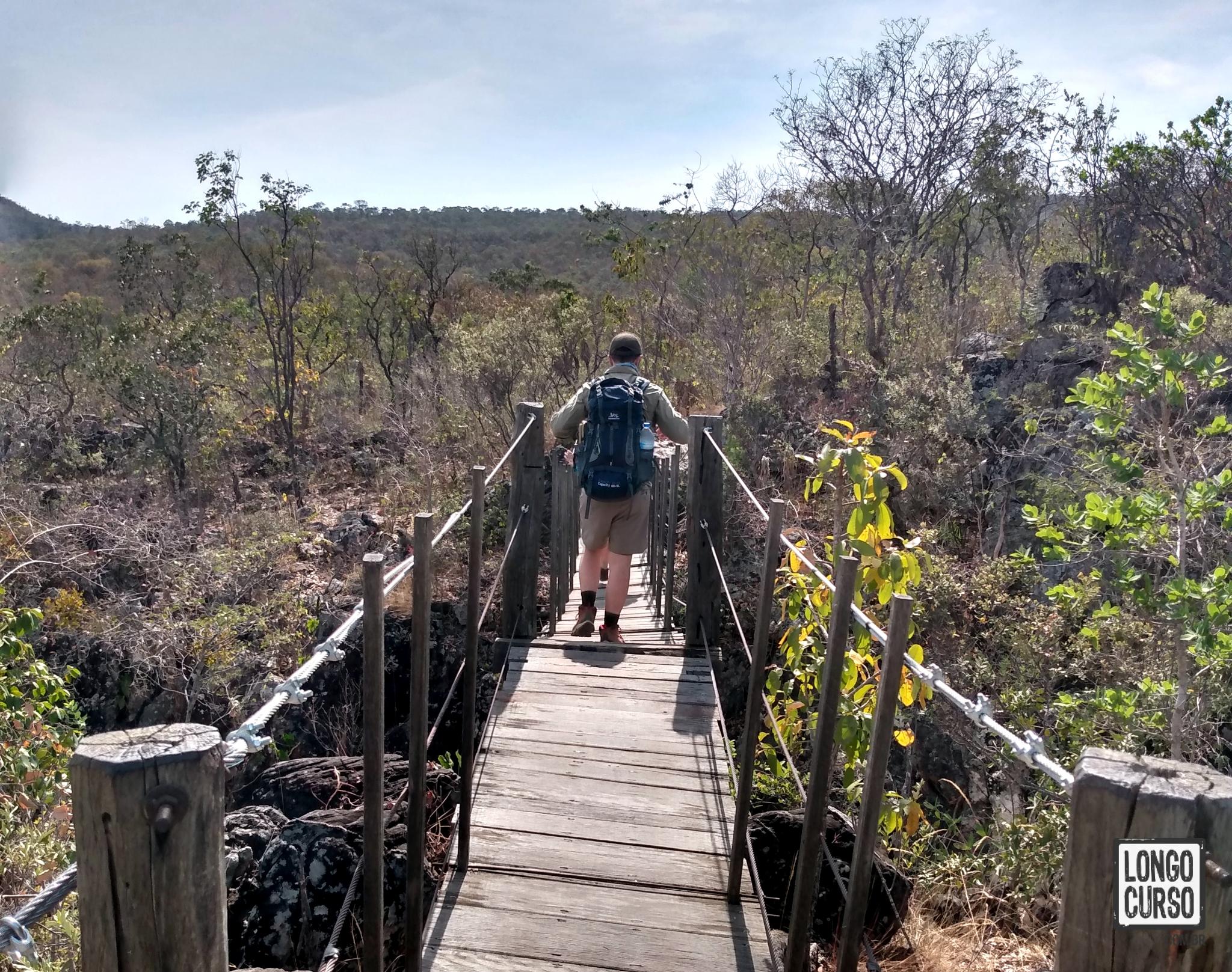 Atravessando a ponte pênsil sobre o leito seco de um dos afluentes do Rio Preto