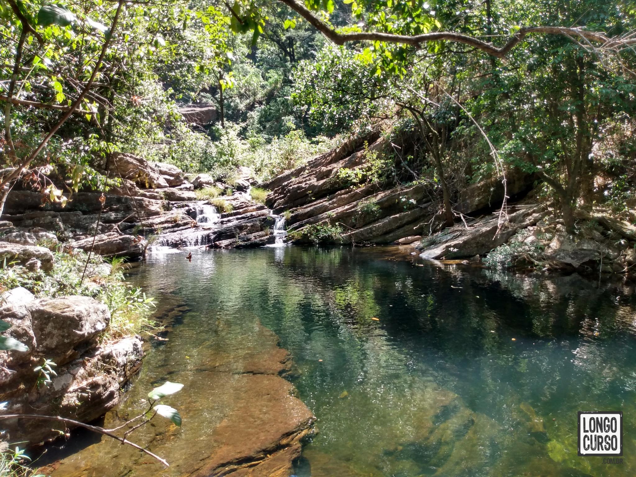 Poço de águas cristalinas durante a aproximação à Cachoeira Simão Correia