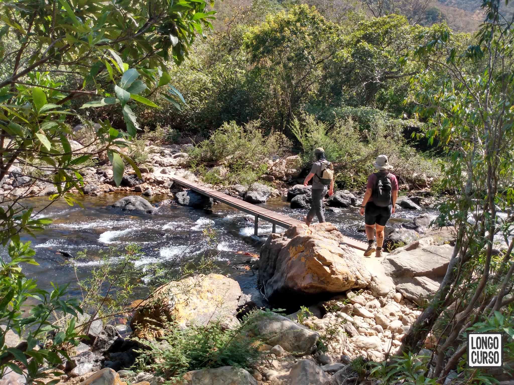 Travessia do Córrego São Bartolomeu, 800 metros após o início da trilha