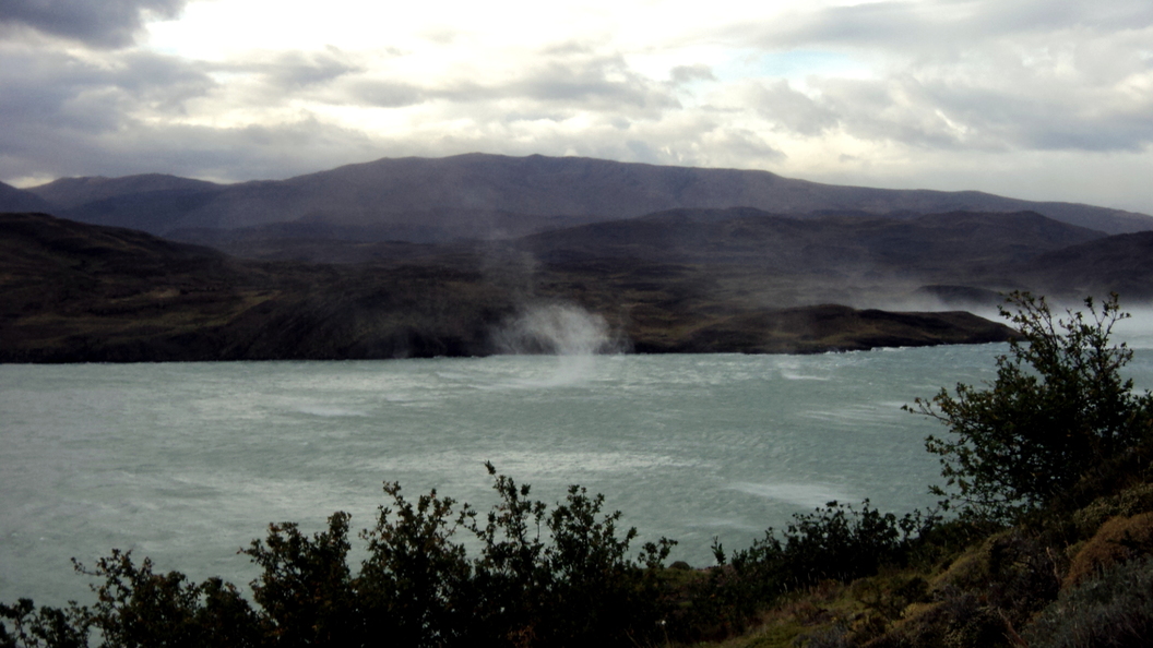 Água do lago suspensa pelo vento