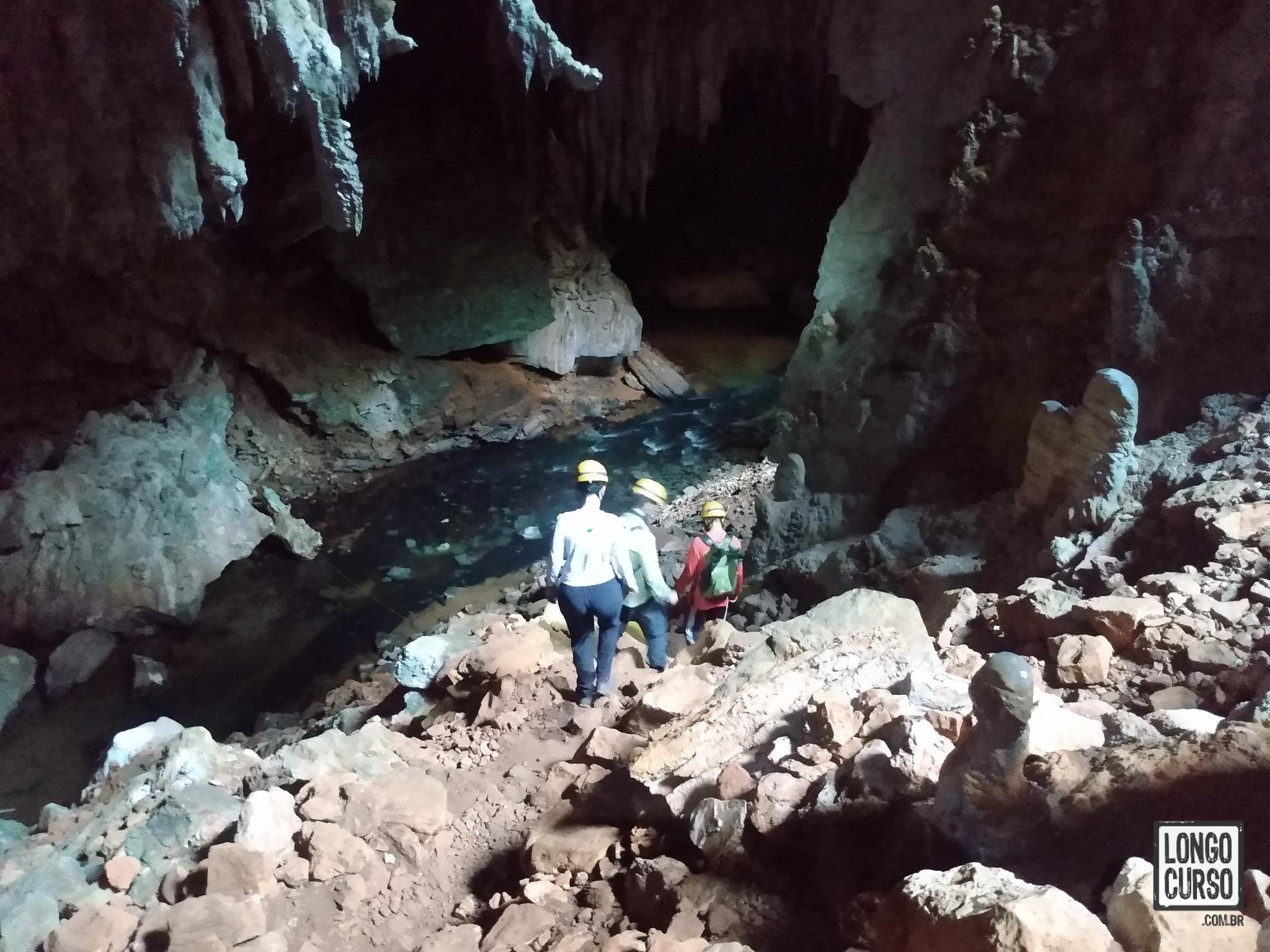 Descendo a dolina de acesso à Caverna São Bernardo