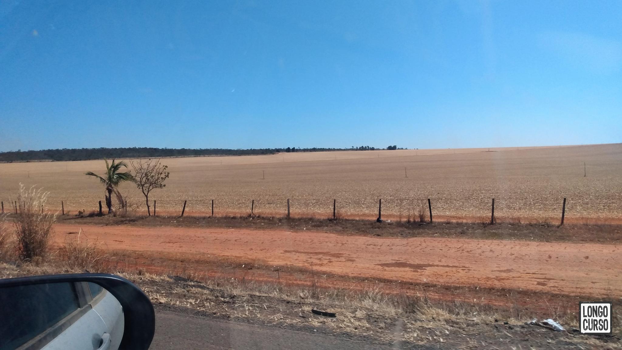 Cruzando campos secos na estrada deixando a região de Terra Ronca