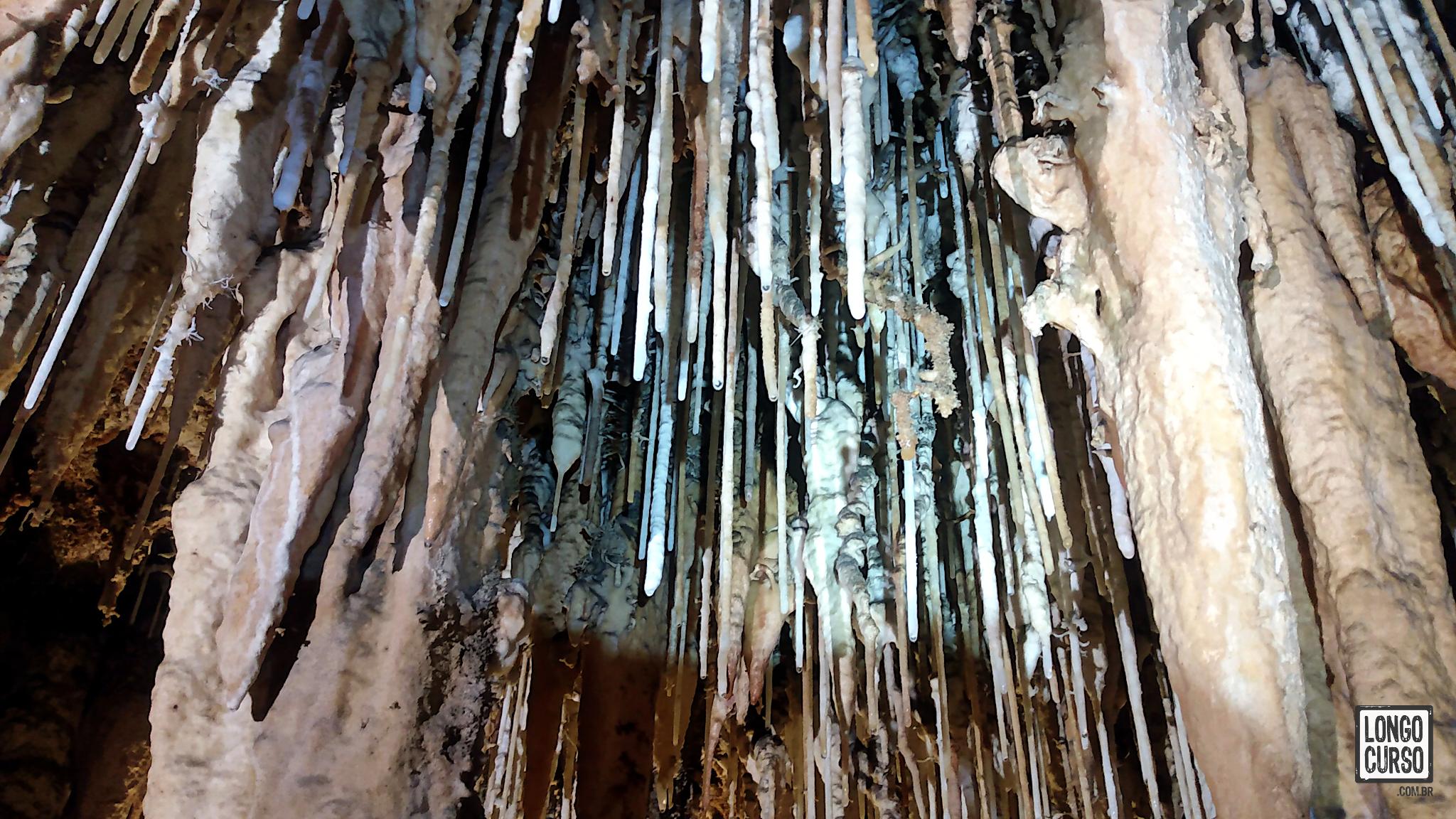 Detalhes das formações no Salão dos Canudos da Caverna Angélica